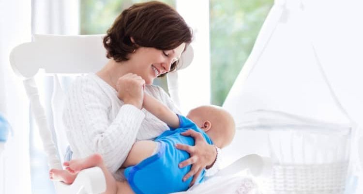 Bỏ ngay 7 thói quen có hại khi cho bé bú sữa mẹ