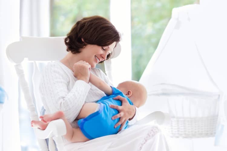 Bỏ ngay 7 thói quen có hại khi cho bé bú sữa mẹ