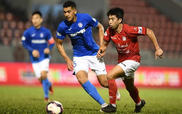 Lee Nguyễn trong trận đấu với Than Quảng Ninh