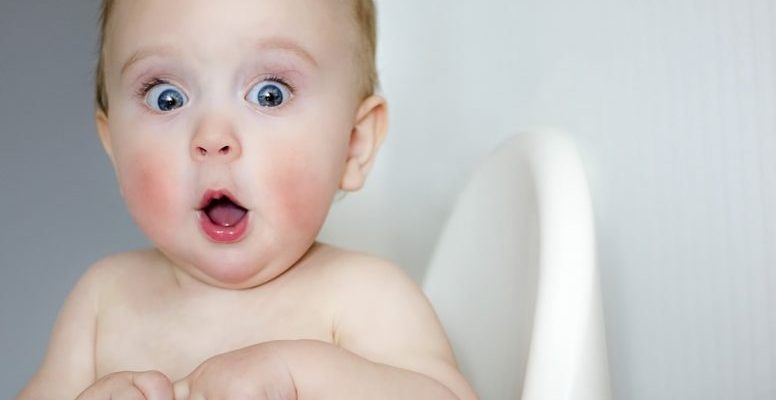 Phân trẻ sơ sinh có màu xanh có bị làm sao không?